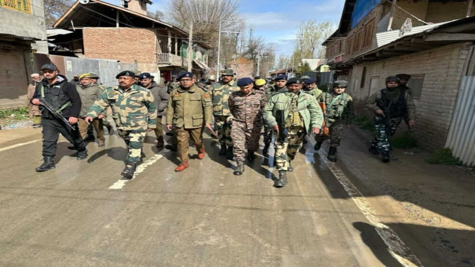 lspollssecurityforcesconductflagmarchesacrosskashmir