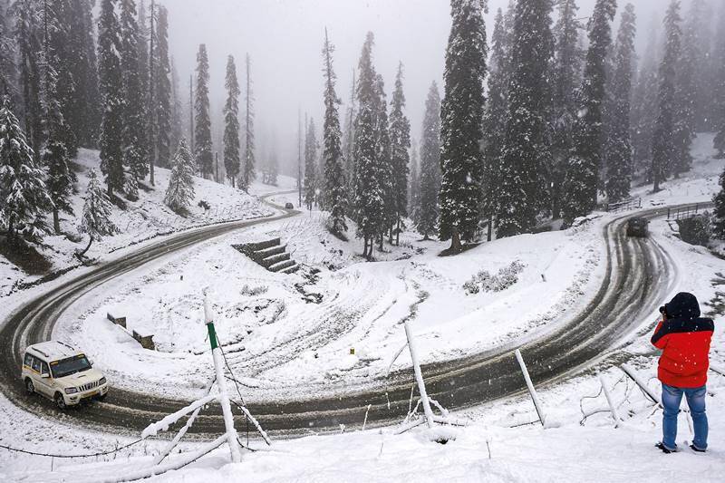 kashmirvalleyreceivesseasonsfirstsnowfall