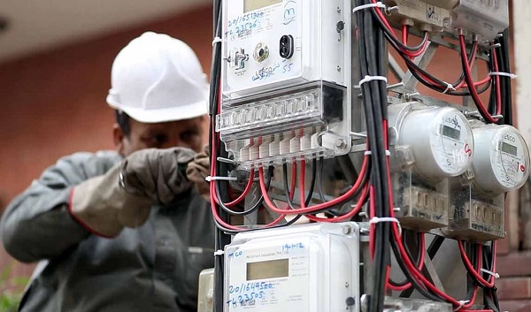 powerofficialscopsheldhostageinhisarvillageduringaraidtocheckpowertheft