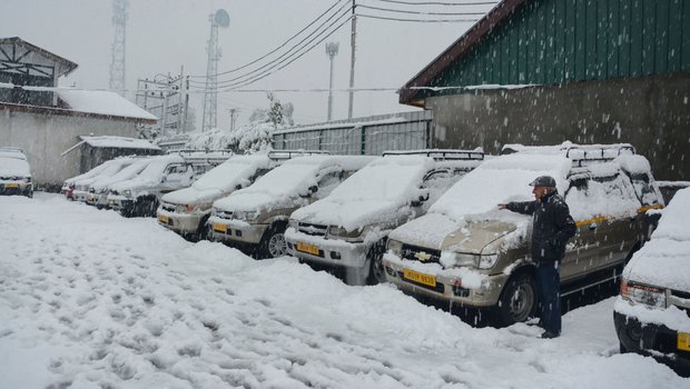 kashmir:highwayblockedflightssuspendedafterheavysnowfall