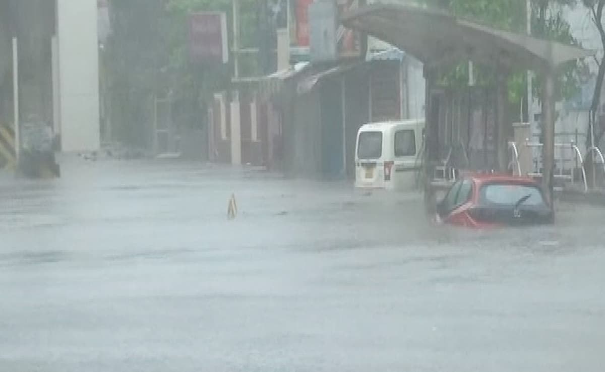 cyclonemichaunglikelytointensifyreachsouthandhraadjoiningnorthtamilnaducoasts