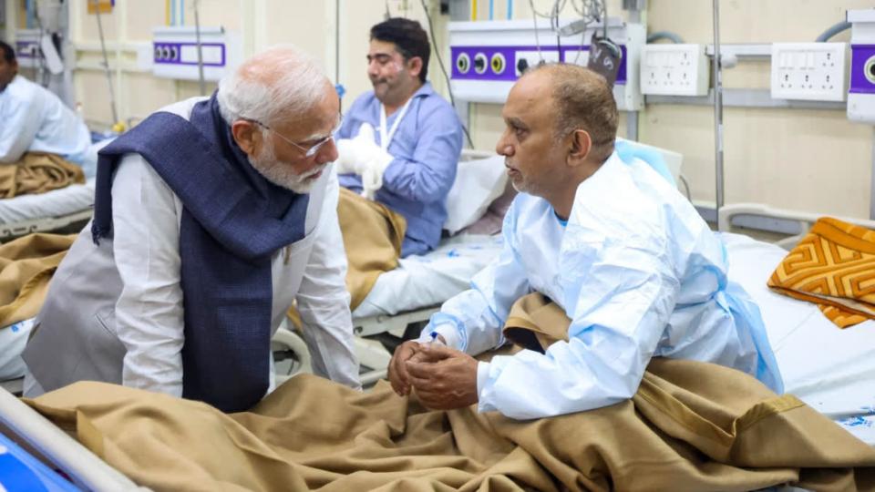 PM Narendra Modi Meets Delhi Blast Survivors at LNJP Hospital