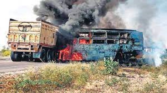 rajasthan:drivercharredtodeath2injuredincollisionoftrucksinbarmer