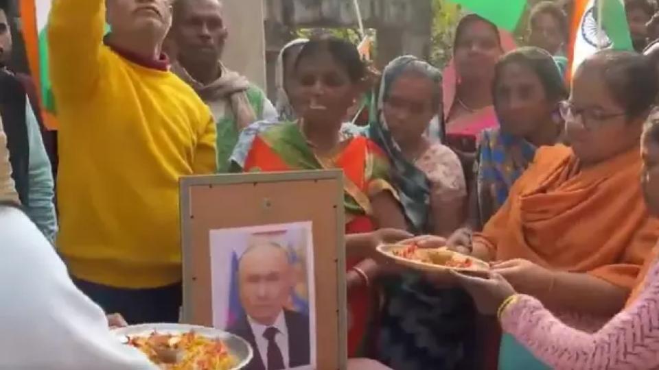 Women perform Aarti to Putin in Varanasi ahead of India Visit
