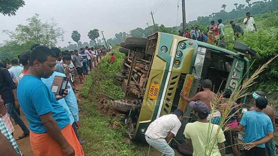 Twenty people Injured as Bus Overturns in Odisha