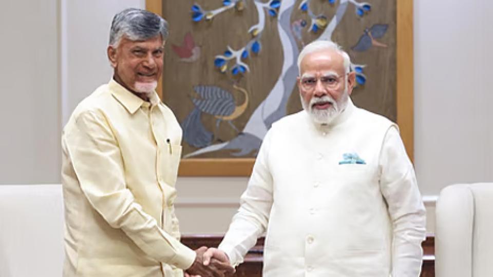 PM Modi Wishes Long and Healthy Life to Naidu on his Birthday