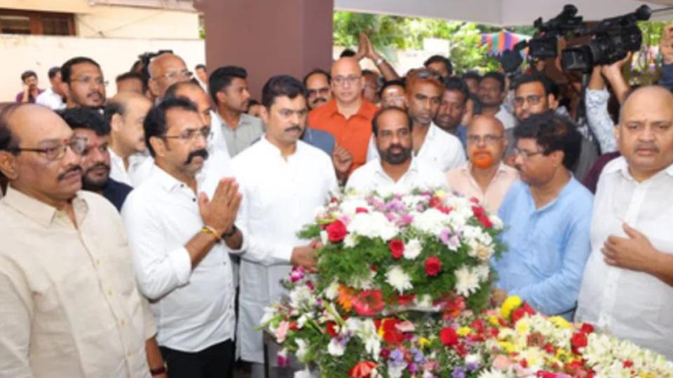 apministerspaytributestopahalagamterrorattackvictimfromvizag