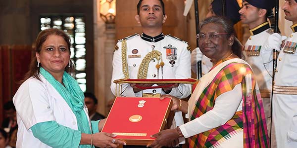 presidentpresentsnationalflorencenightingaleawardstonursesatrashtrapatibhavan