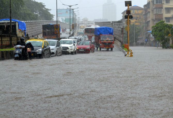 mumbaicomestostandstillasheavyrainslashcity