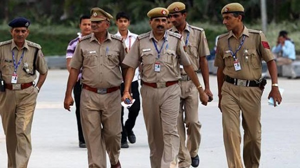 policeregistersfirforbreakingcovidprotocolsasmancelebrateshisreleasefromjailwith15friends