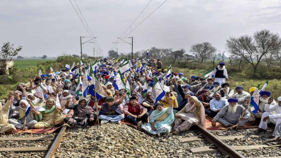 farmerprotestersresortto‘railroko’agitationinpunjab