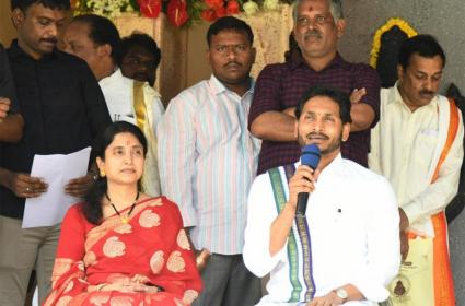 andhrapradeshcmjaganmohanreddycelebratesugadiintraditionalstyle