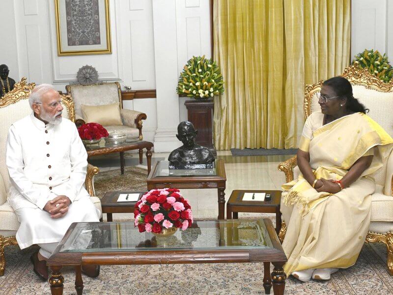 PM Modi meets President Droupadi Murmu at Rashtrapati Bhavan to share warm Diwali greetings