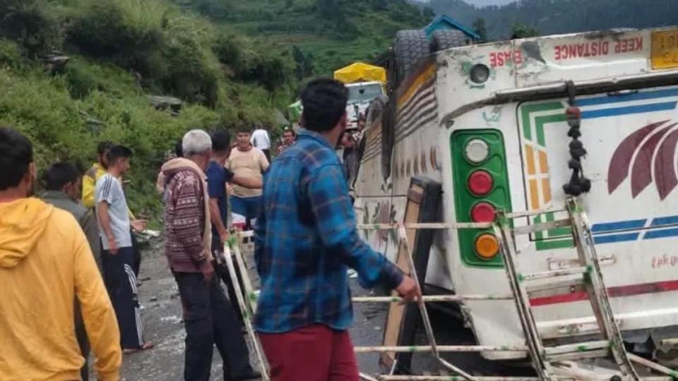 Private Bus Falls into gorge in Himachal, 7 dead and 11 injured