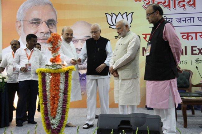 live:pmmodigreetssupportersashearrivesinodishabjp’smeetbegins
