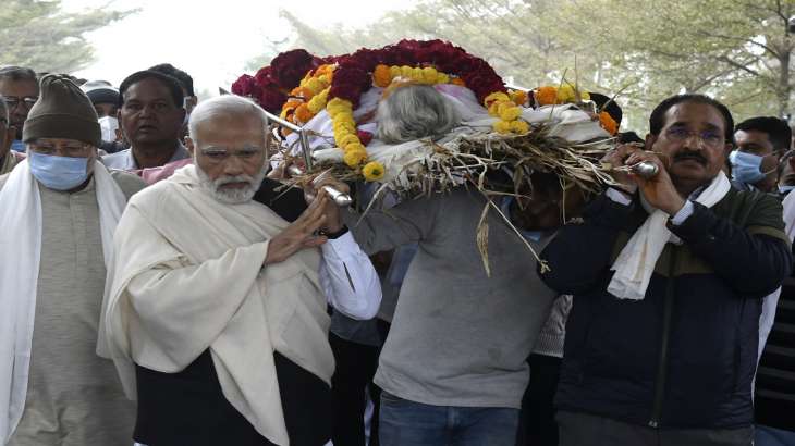 pmmodiperformslastritesofhismotherheerabeningandhinagar