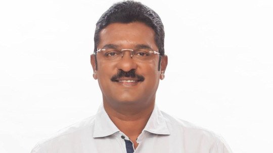 shivsenamlapratapsarnaikreachesedofficeinmumbai