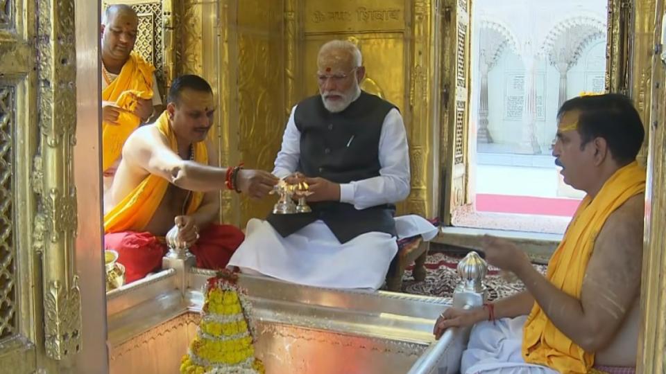 PM Narendra Modi offers prayers at Shri Kashi Vishwanath Temple