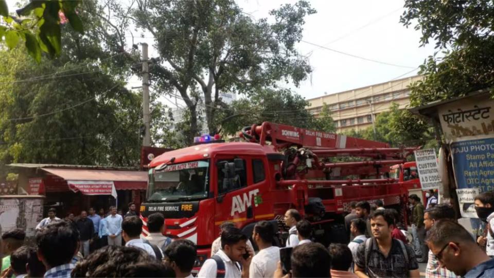 Fire breaks out at Income Tax office in Delhi, 21 fire tenders rushed to spot