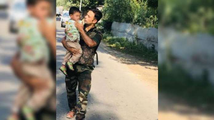 jkpolicerescue3yearoldcryingovergrandfather’sbodyfollowingsoporeterroristattack
