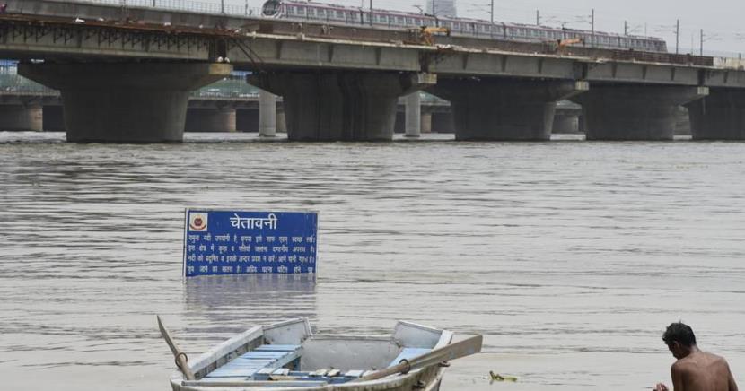 yamunaflowsabovedangermarkwaterlevelconstantforpastsixhours