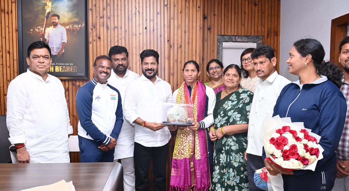 paralympics:telanganagovtrewardsdeepthijeevanjiwithrs1croreplotinwarangal