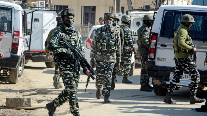securityforcesarrestedaterroristalongwithhisassociateinbaramulla