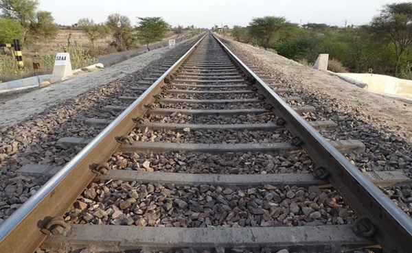 womanfallsontrackwhilerushingtoboardtraininbengalurudies