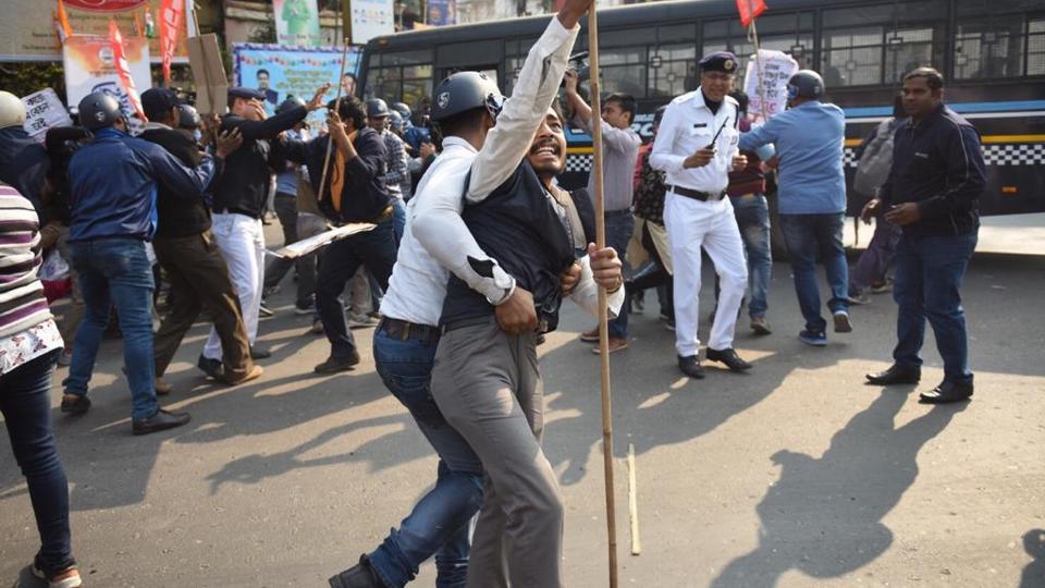 cpiworkersinjuredinlathichargeduringprotestmarchinkochi