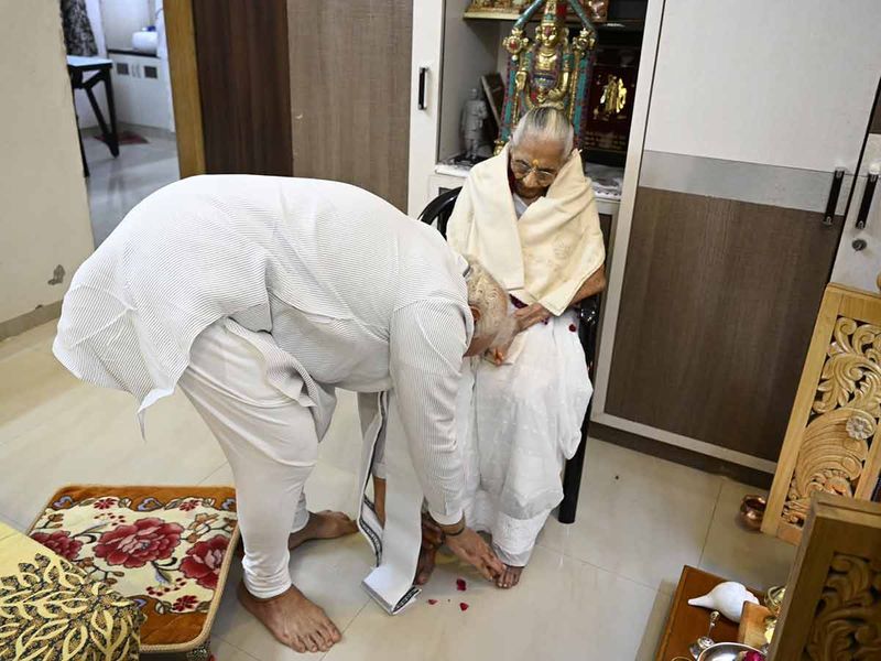pmmodimeetsmotherheerabenmodionher100thbirthday