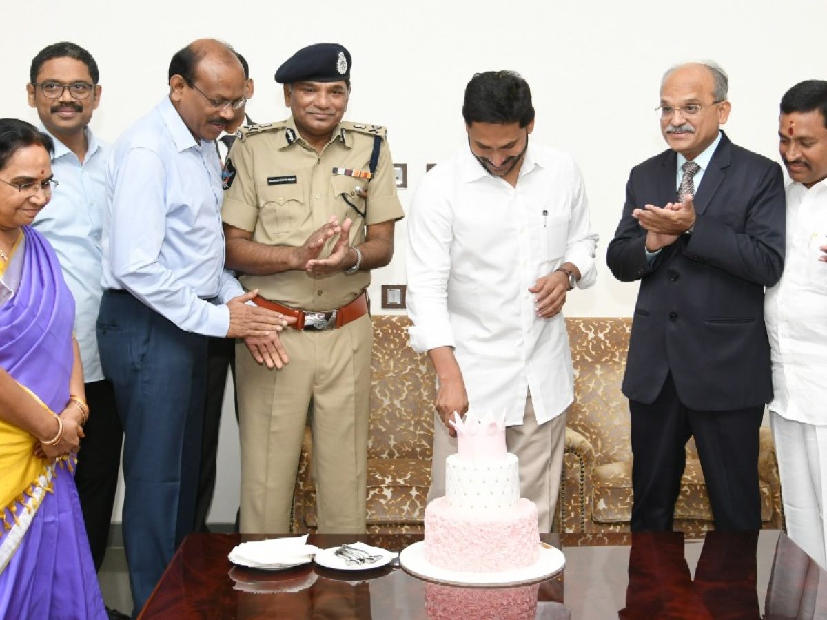cmjagancutscakecelebratesnewyear2024
