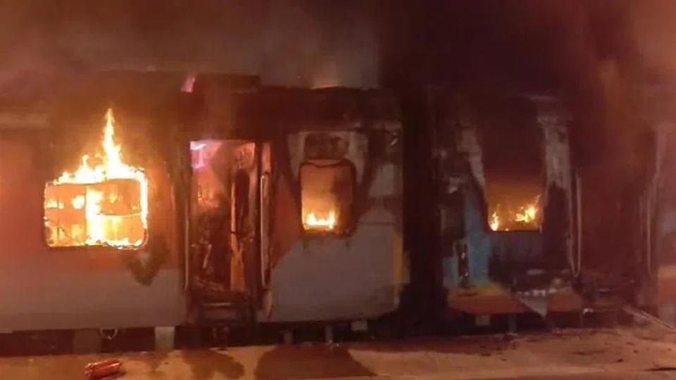 Two coaches of Tatanagar–Ernakulam Express catches fire near Elamanchili