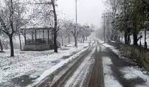 srinagarinjkwitnessesfirstsnowfallofseason