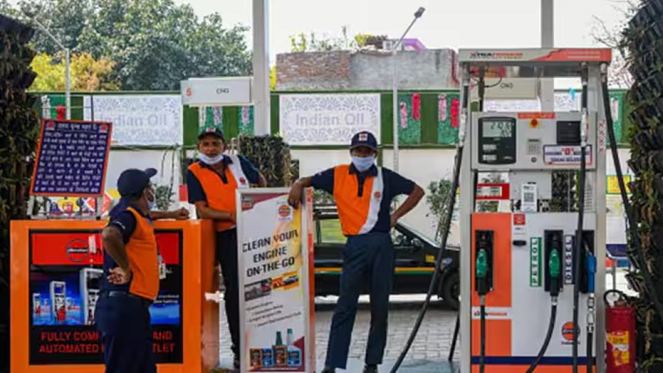 Delhi Petrol Pumps Stop Fuel Supply To Vehicles Without Valid PUC Certificates