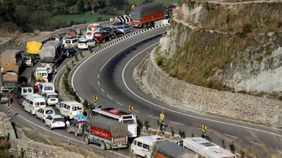 Tourists stranded as Srinagar to Jammu highway remains closed