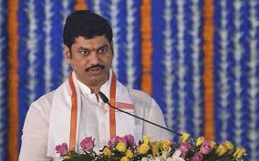 maharashtrachiefministerasksdhananjaymundetoresignasminister