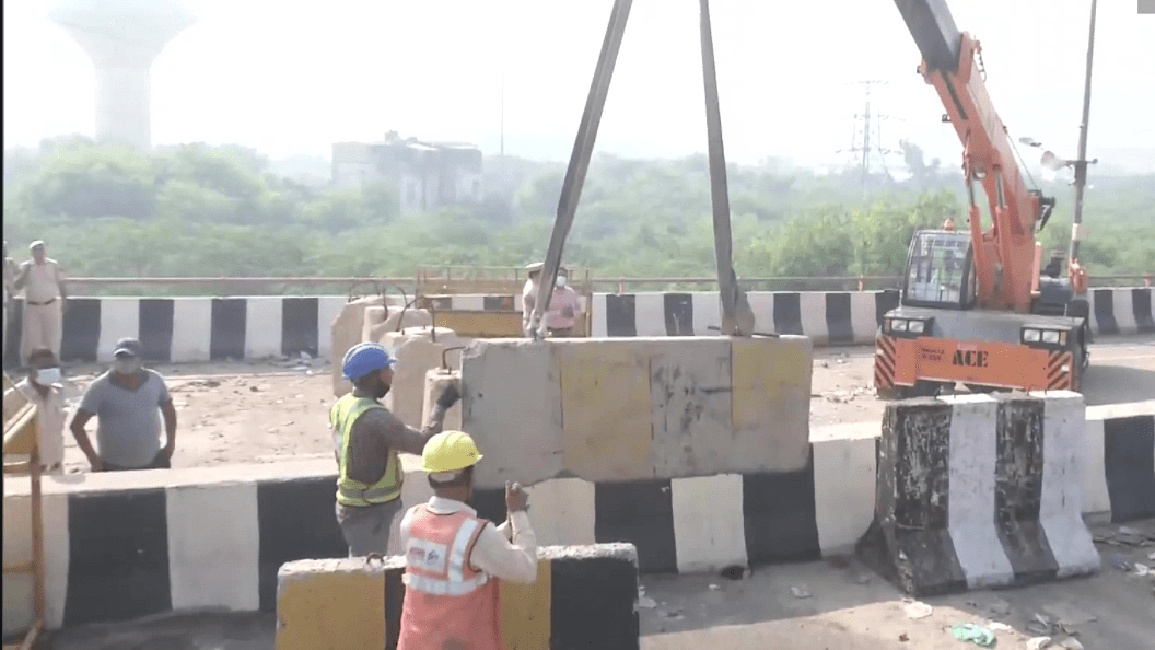 copsremovingbarricadesatghazipurfarmersprotestsite