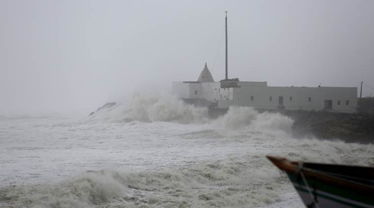 cyclonevayulikelytohitkutchcoastbymidnighttonight:metdept