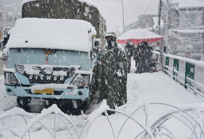 kashmirreceivesfreshsnowfall