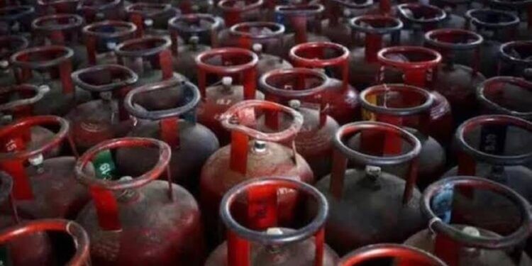 lpgcylinderslikelytobeavailableforrs450fromjanuary1inrajasthan