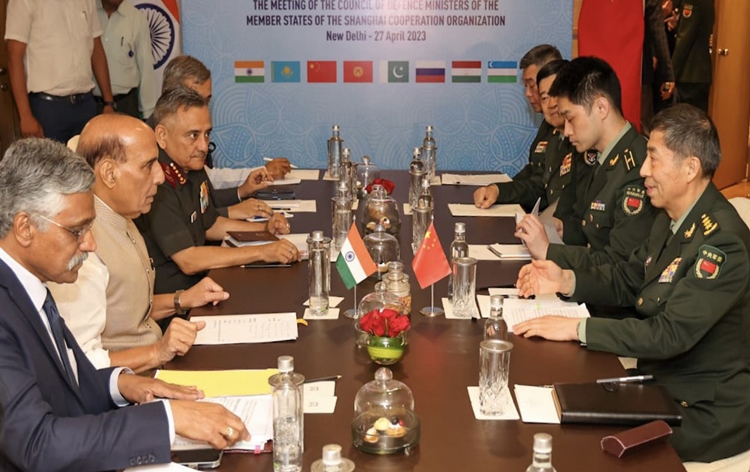 defenceministerrajnathsinghmeetshischinesecounterpart;assertsrelationsbetweenindiaandchinaarepremisedonprevalenceofpeaceandtranquillityatborders