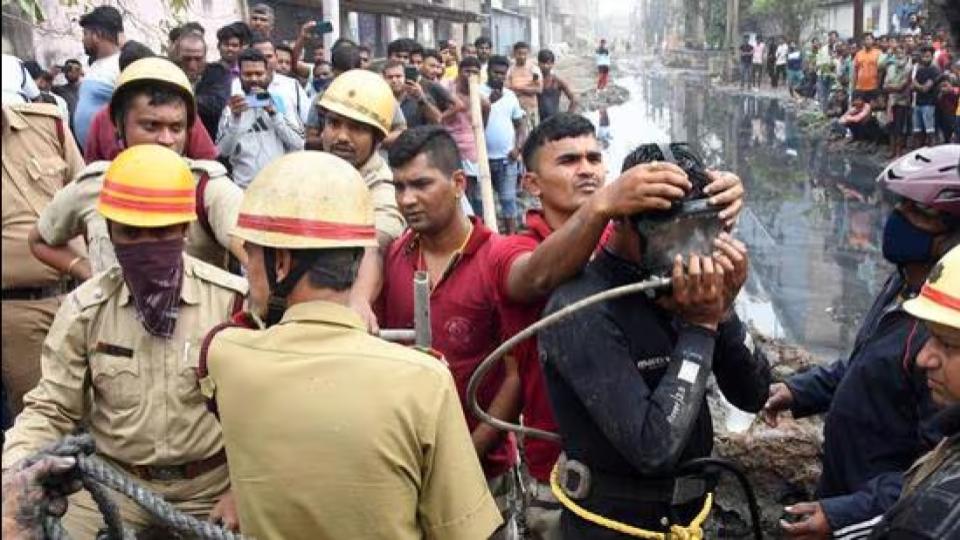 3labourersdieatmanholeinkolkata