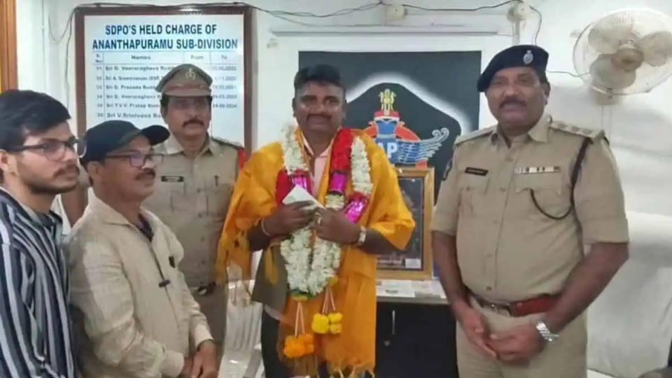Auto Driver Gets Reward Of Rs 10K For Returning Gold Ornaments In Anantapur