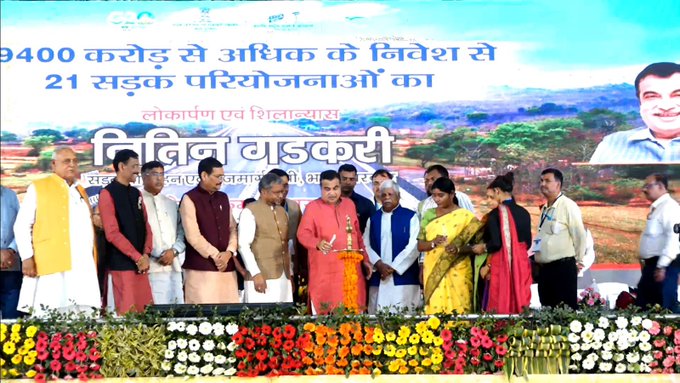 unionministernitingadkariinaugurateslaysfoundationstoneof31roadprojectsinjharkhand