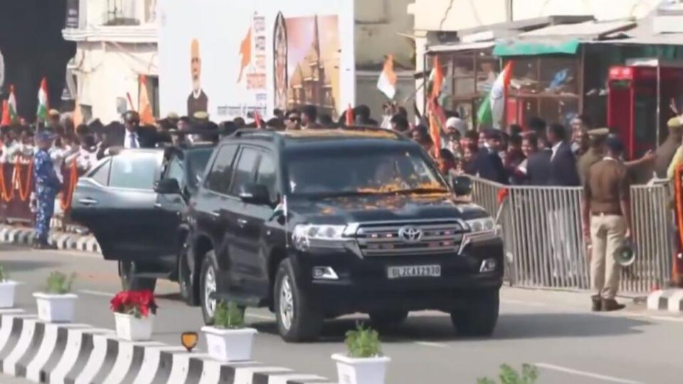 pmnarendramodiholdsroadshowinayodhyadhwajarohanceremony