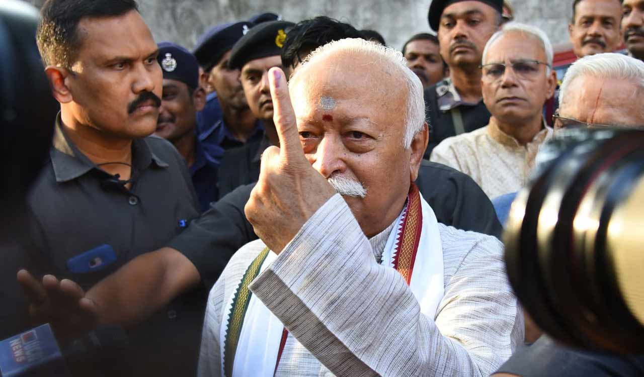 RSS Chief Mohan Bhagwat votes in Nagpur