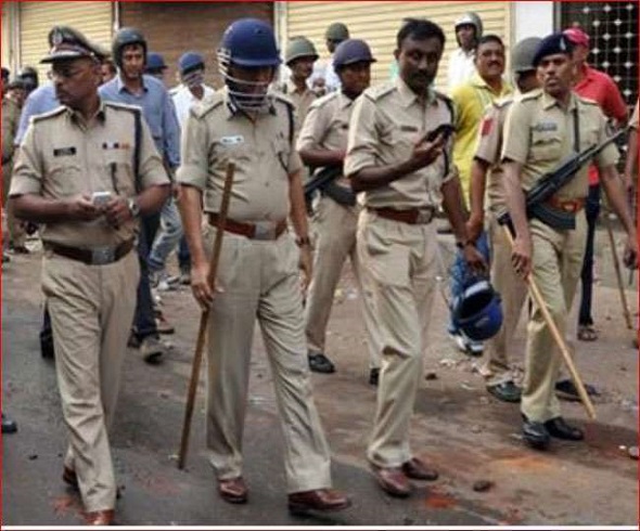 tensionprevailsasriotersattackhouseswithpetrolbombsinhimmatnagargujarat