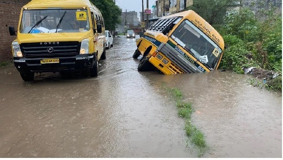 schoolbusslipsintowaterloggedditchinpunjabszirakpur;15studentsrescued