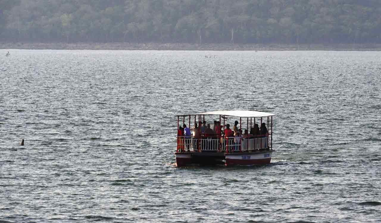 twopersonswerefeareddrownedinthegodavaririver