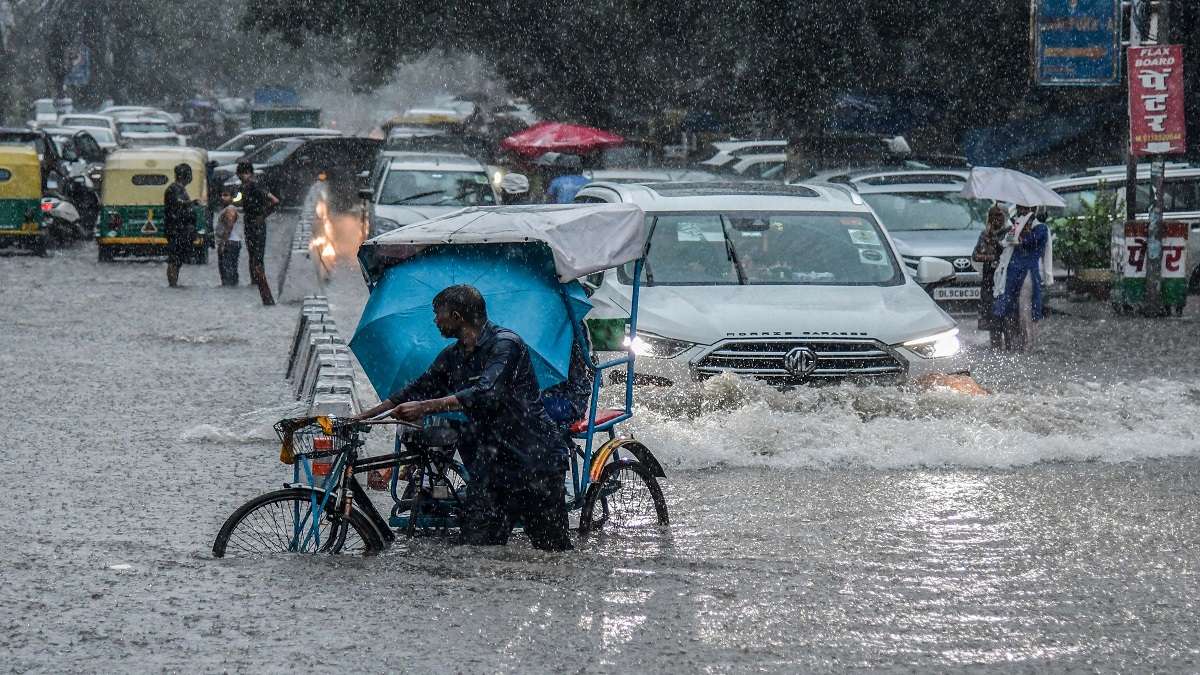 Rain lashes Delhi, waterlogging in some areas
